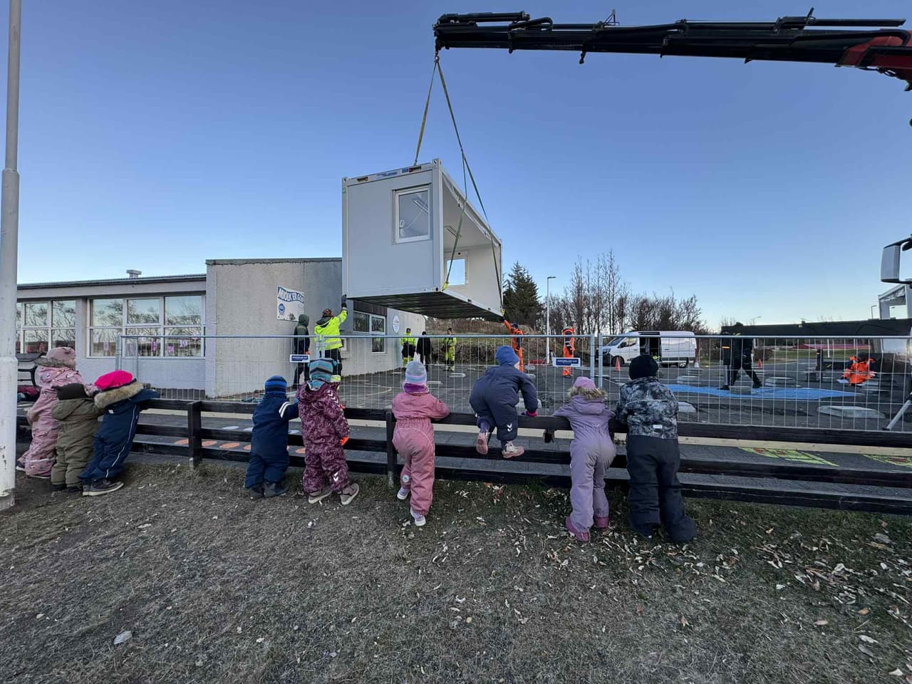 Framkvæmdir hafnar við leikskólann – gámaeining bætir aðstöðu og eykur rými